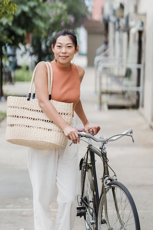 Gratis stockfoto met Aziatische vrouw, fiets, glimlachen