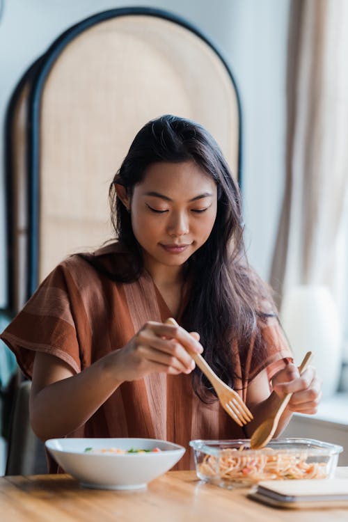 亞洲女人, 吃, 垂直拍摄 的 免费素材图片