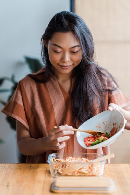 Gratis stockfoto met Aziatische vrouw, eten, gerecht