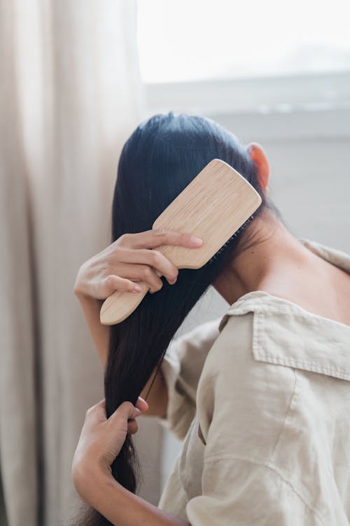 Photos gratuites de brosse à dents, cheveux foncés, cheveux longs