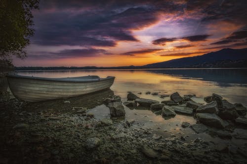 Безкоштовне стокове фото на тему «вода озера, гарний захід сонця, захід сонця небо»
