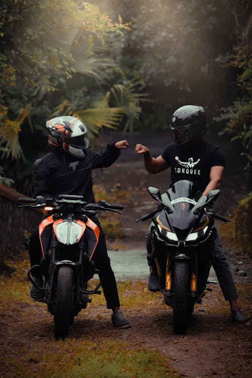 Foto profissional grátis de andar a cavalo, capacetes de moto, cavaleiros