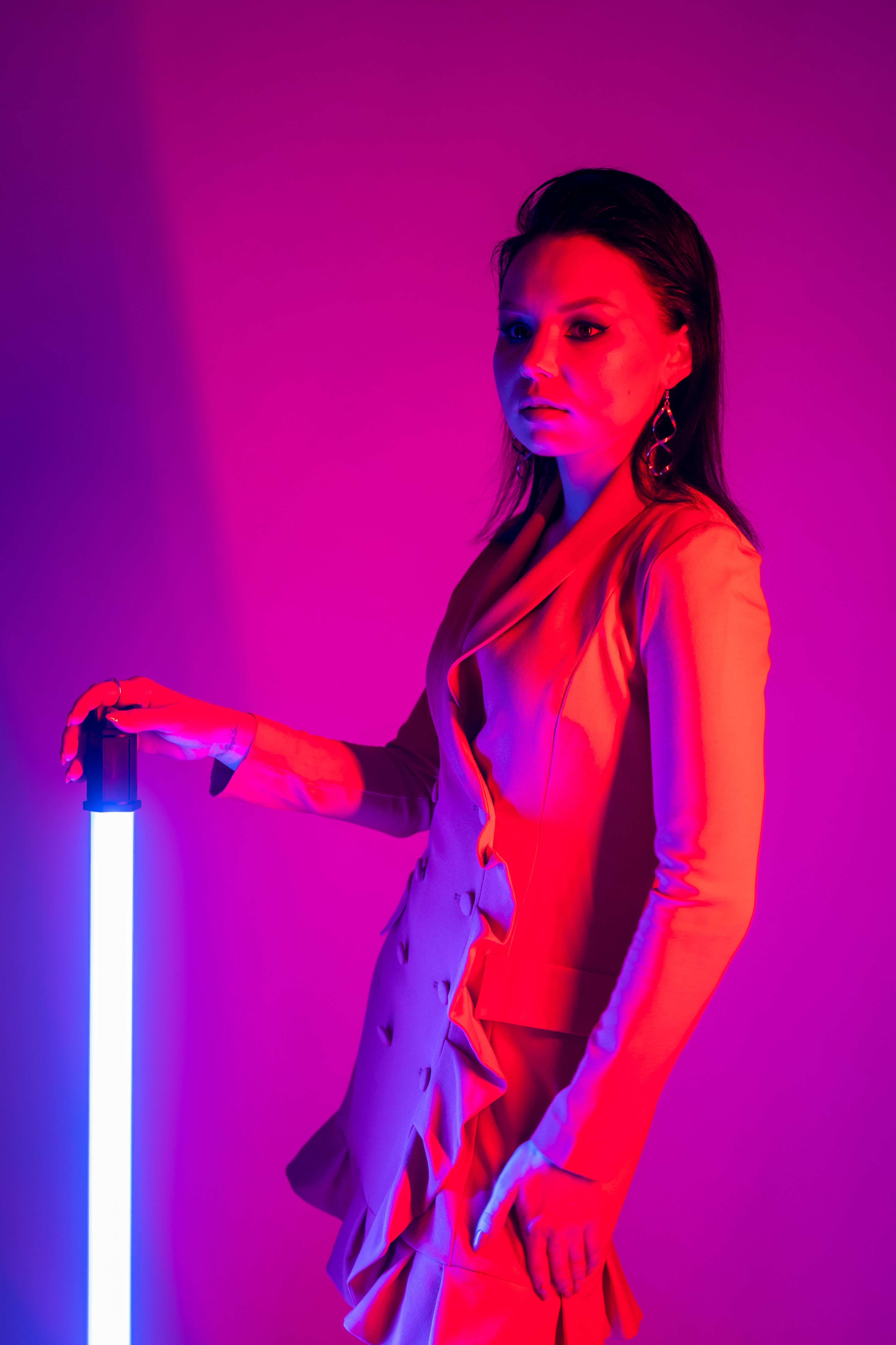 Portrait de mode sous éclairage rose vif pour un show cosplay