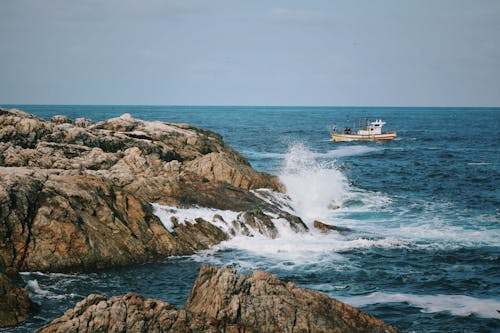 Δωρεάν στοκ φωτογραφιών με ακτή, βάρκα, βραχώδης Φωτογραφία από στοκ φωτογραφιών