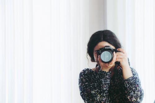 Kamera Kullanarak Siyah Uzun Kollu Gömlekli Kadın