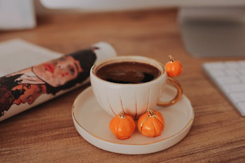 ahşap yüzey, bir fincan kahve, içecek içeren Ücretsiz stok fotoğraf