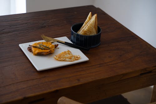 Darmowe zdjęcie z galerii z chleb, danie, drewniany stół