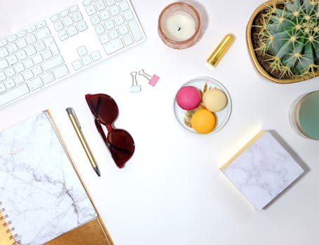 美观的办公用品和生活用品包括仙人掌、杏花蛋和太阳镜