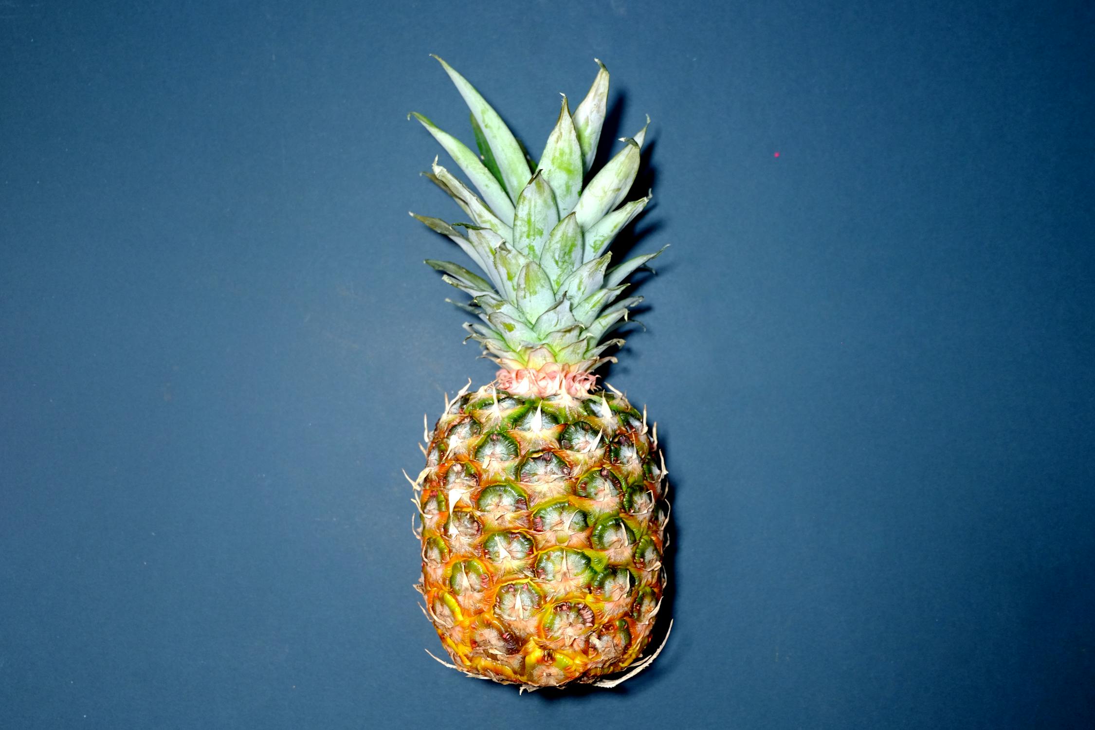 How to tell if a pineapple is ripe?