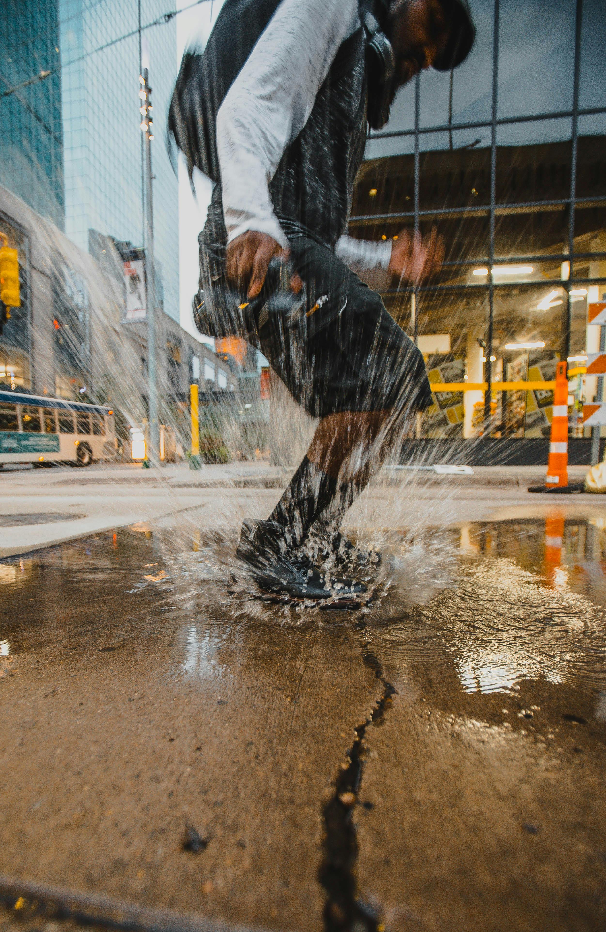 Persoon die door stadsstraten navigeert met lichte camera-uitrusting