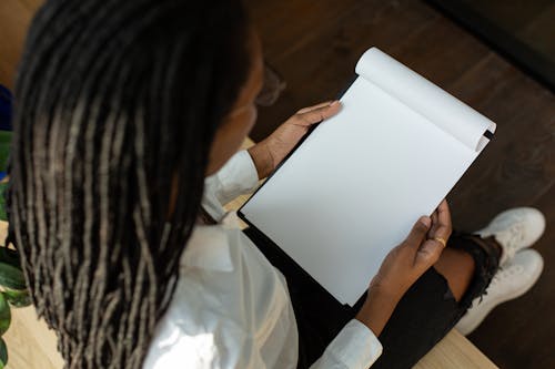 Free A Woman Holding a Clipboard Stock Photo