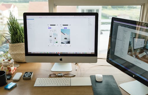 Apple Imac Em Mesa De Madeira Marrom