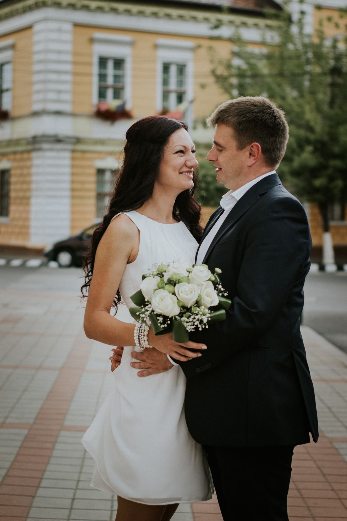 Cuplu de miri romani celebrand pe strazile pitoresti