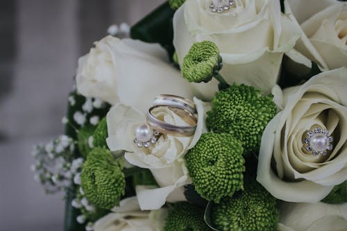 Bouquet De Fleurs Pétales Rouges Et Vertes Avec Anneau Argenté