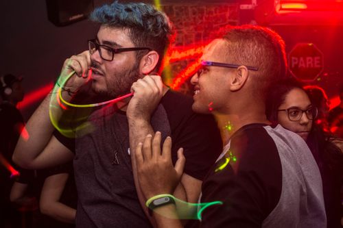 Free Captivating nightlife scene with people enjoying vibrant music and neon lights in a lively nightclub. Stock Photo