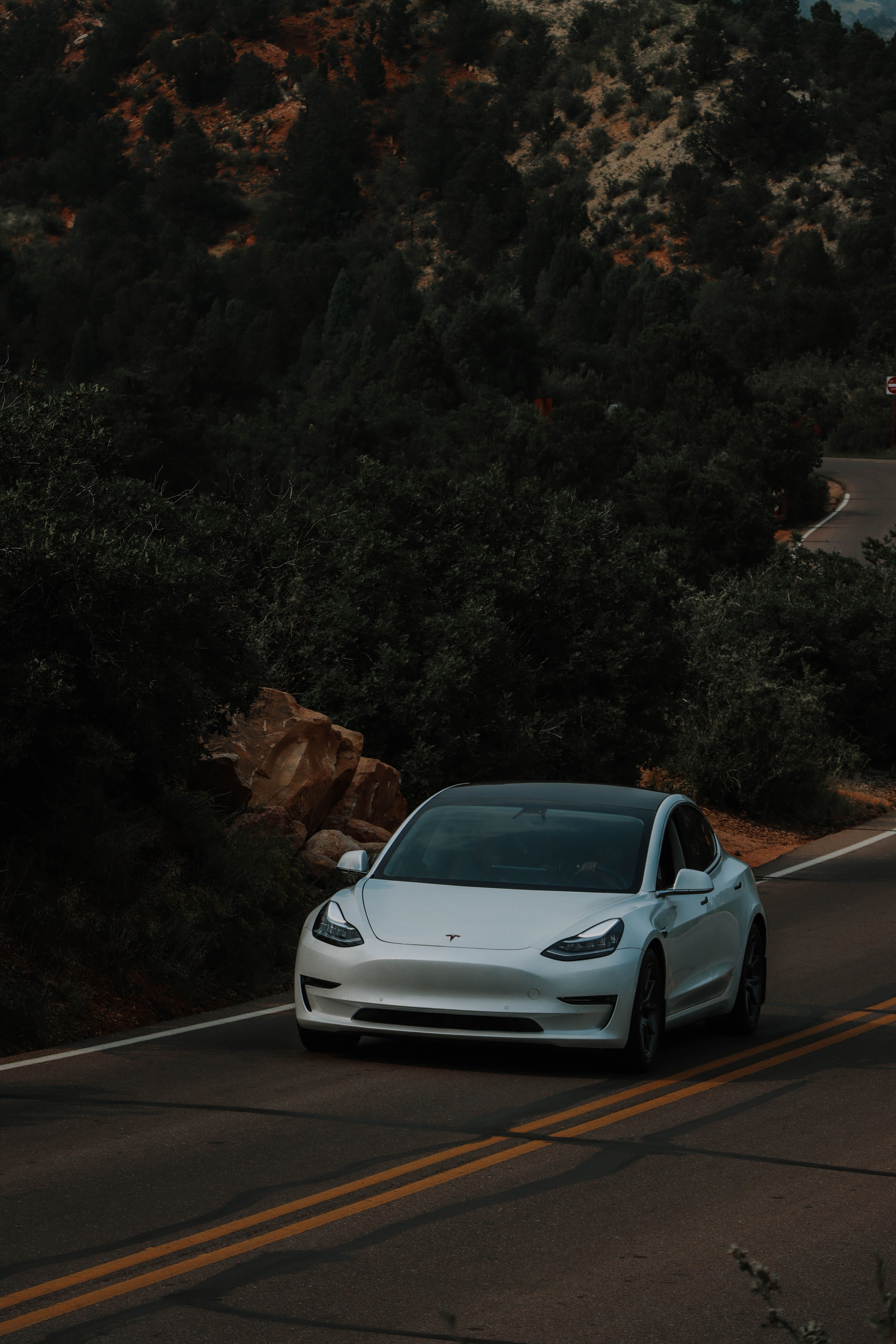 Model S 在光影下的完美侧面轮廓，线条感无敌的证明