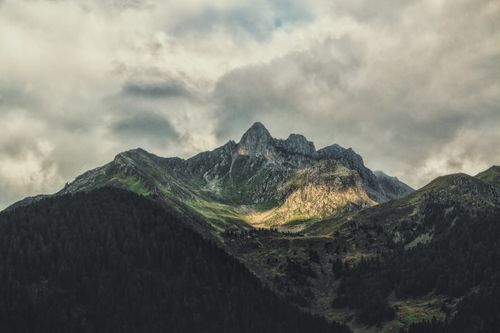 Free Breathtaking view of rugged mountain peaks and dramatic clouds, showcasing nature's grandeur. Stock Photo