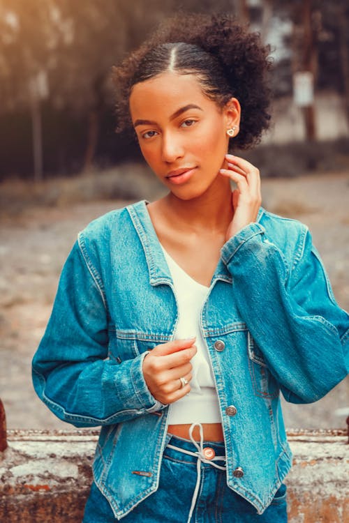 Fotobanka s bezplatnými fotkami na tému afro vlasy, Afroameričanka, džínsová bunda