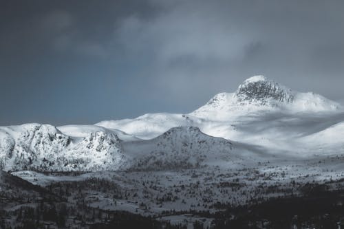 Montaña Cubierta De Nieve