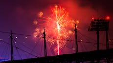 壮观的烟花照亮了杭州的夜空，以绚丽的色彩和热烈的庆祝活动点亮了这座城市