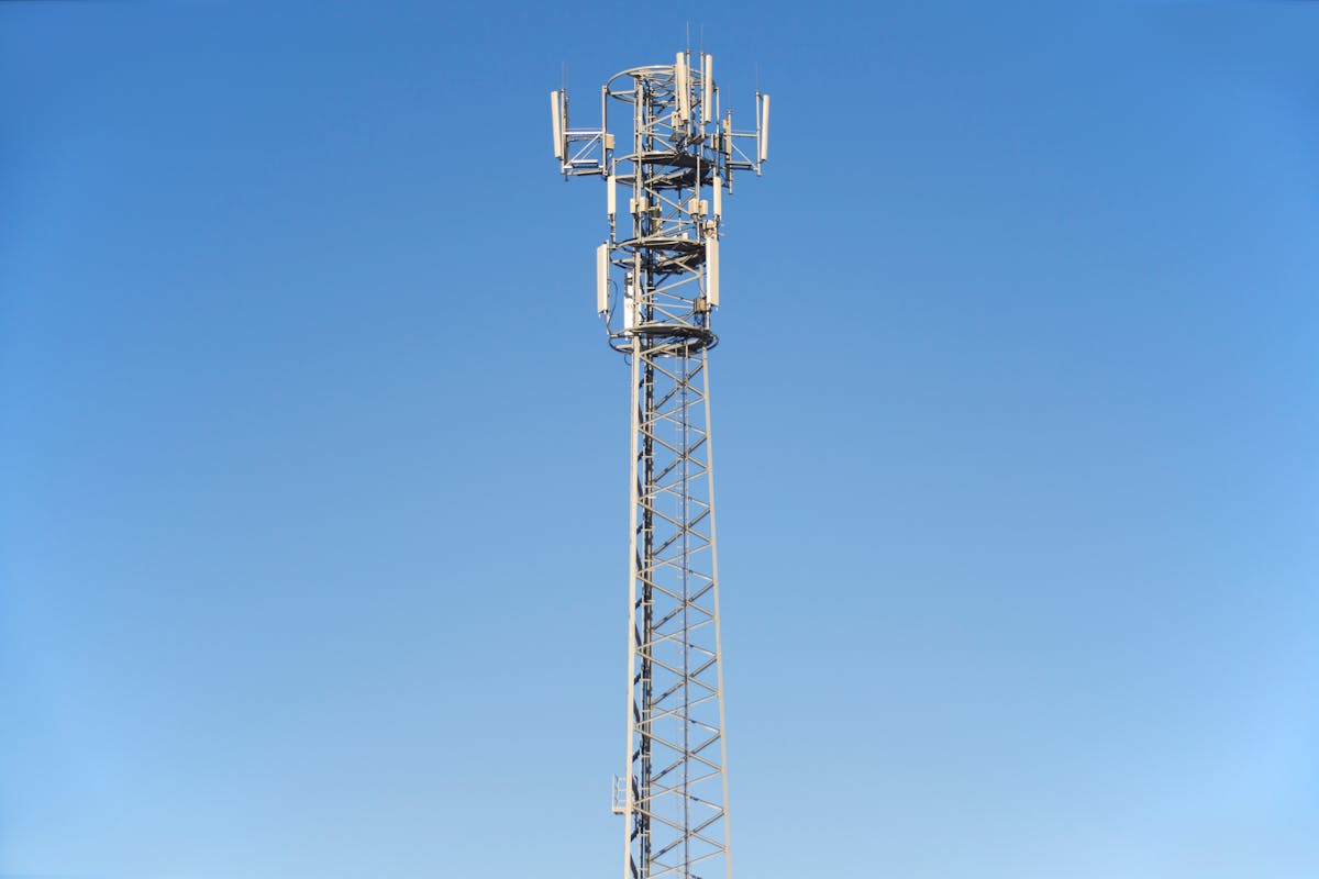 Moderner Sendemast sorgt für stabile Verbindung im 5G-Netz.
