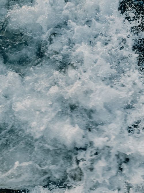 Free Vivid depiction of water in motion, capturing the natural energy of flowing streams and splashes. Stock Photo