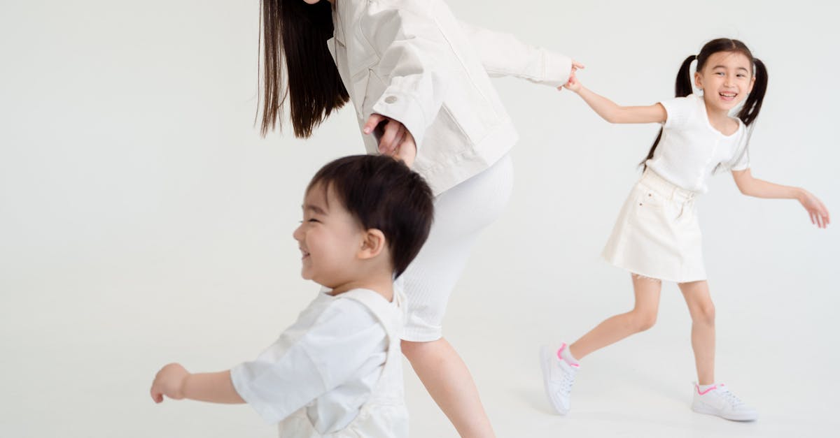 How to hula-hoop around waist