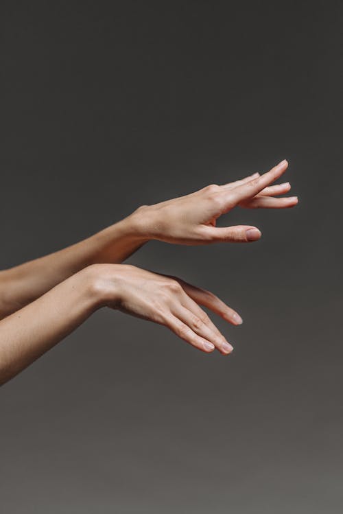 Kostnadsfri bild av enkelhet, grå bakgrund, händer mänskliga händer