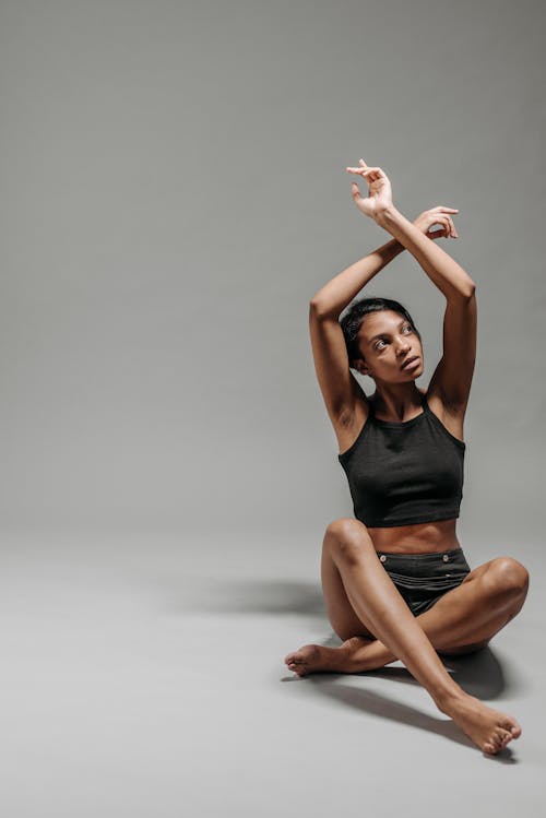 Kostnadsfria Kostnadsfri bild av afrikansk amerikan kvinna, armar uppvuxna, golv Stock foto