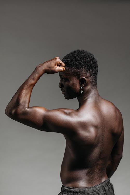 Gratis stockfoto met biceps, buigen, gekleurde man