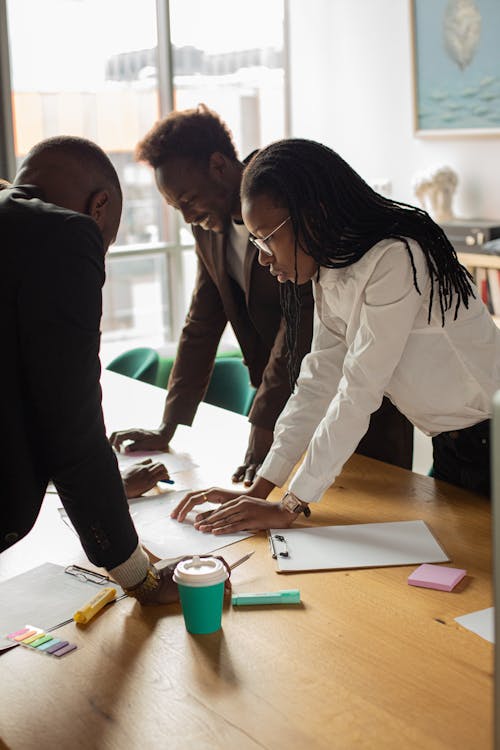 Gratis arkivbilde med arbeidskamerater, brainstorming, diskusjon