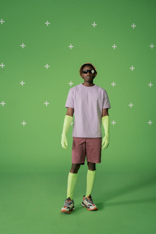 Foto profissional grátis de camisa cinza, chroma key, de pé