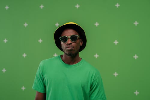 Gratis lagerfoto af afroamerikansk mand, bucket hat, grøn skærm