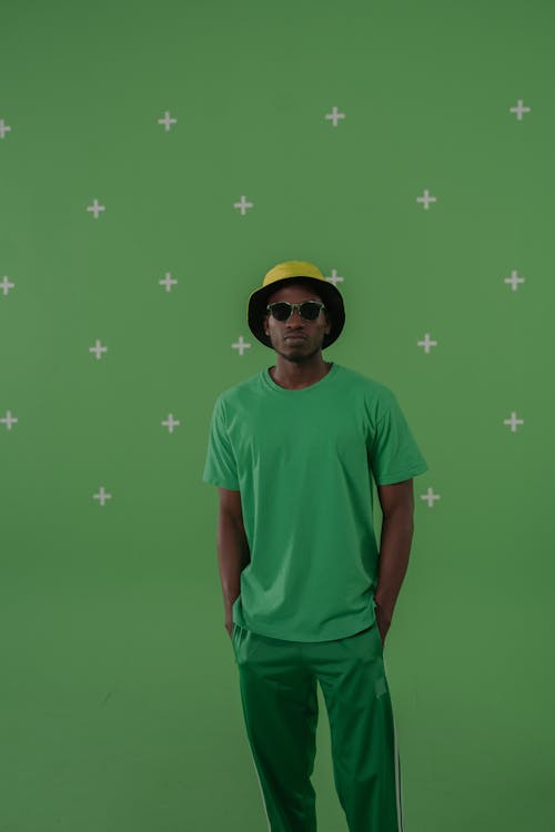 Kostnadsfri bild av afroamerikansk man, grön tröja, grönskärm