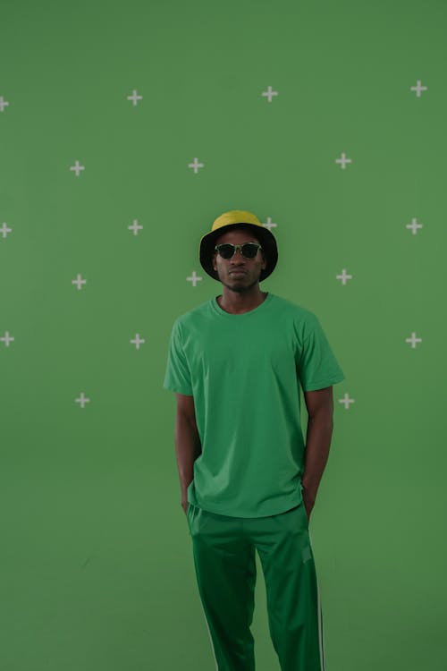 Gratis lagerfoto af afroamerikansk mand, bucket hat, grøn skærm