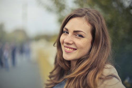 Ondiepe Focus Foto Van Een Vrouw In Blauwe Mouwloze Top