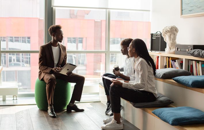 Online dating: starting a conversation on a niche platform