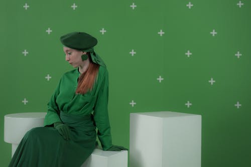 Gratis stockfoto met beret, chroma key, groene outfit