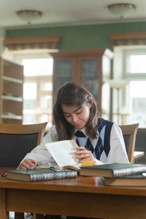 Kostnadsfri bild av bibliotek, flicka, flitig