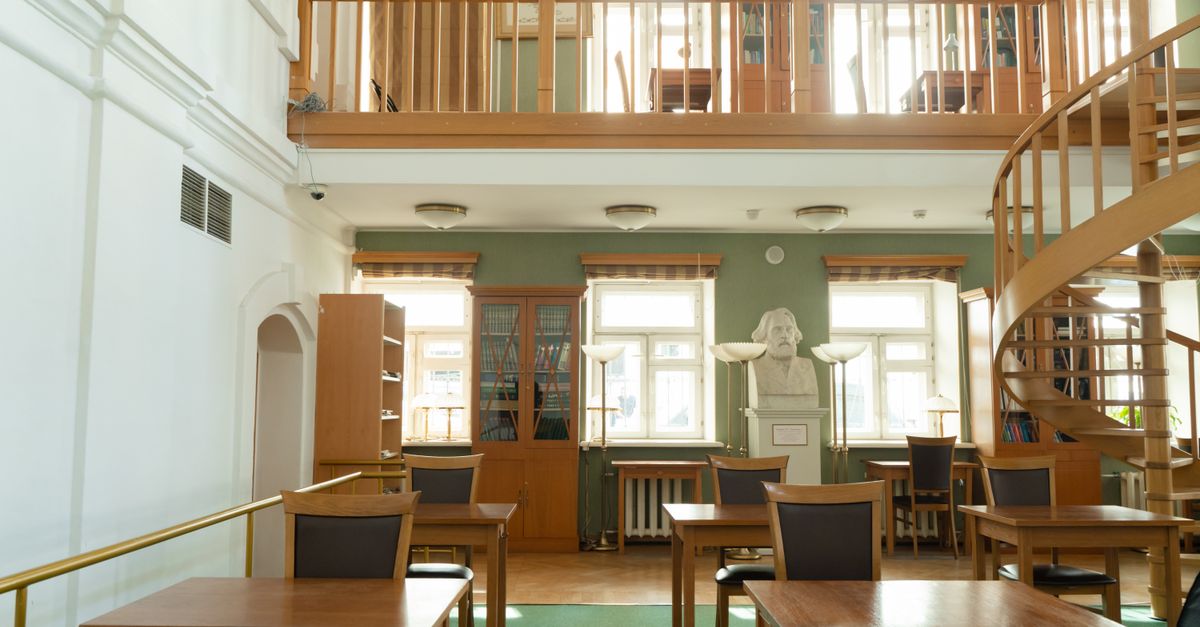 Library With Inside Ramp Interior of a Library with Spiral Staircase · Free Stock Photo