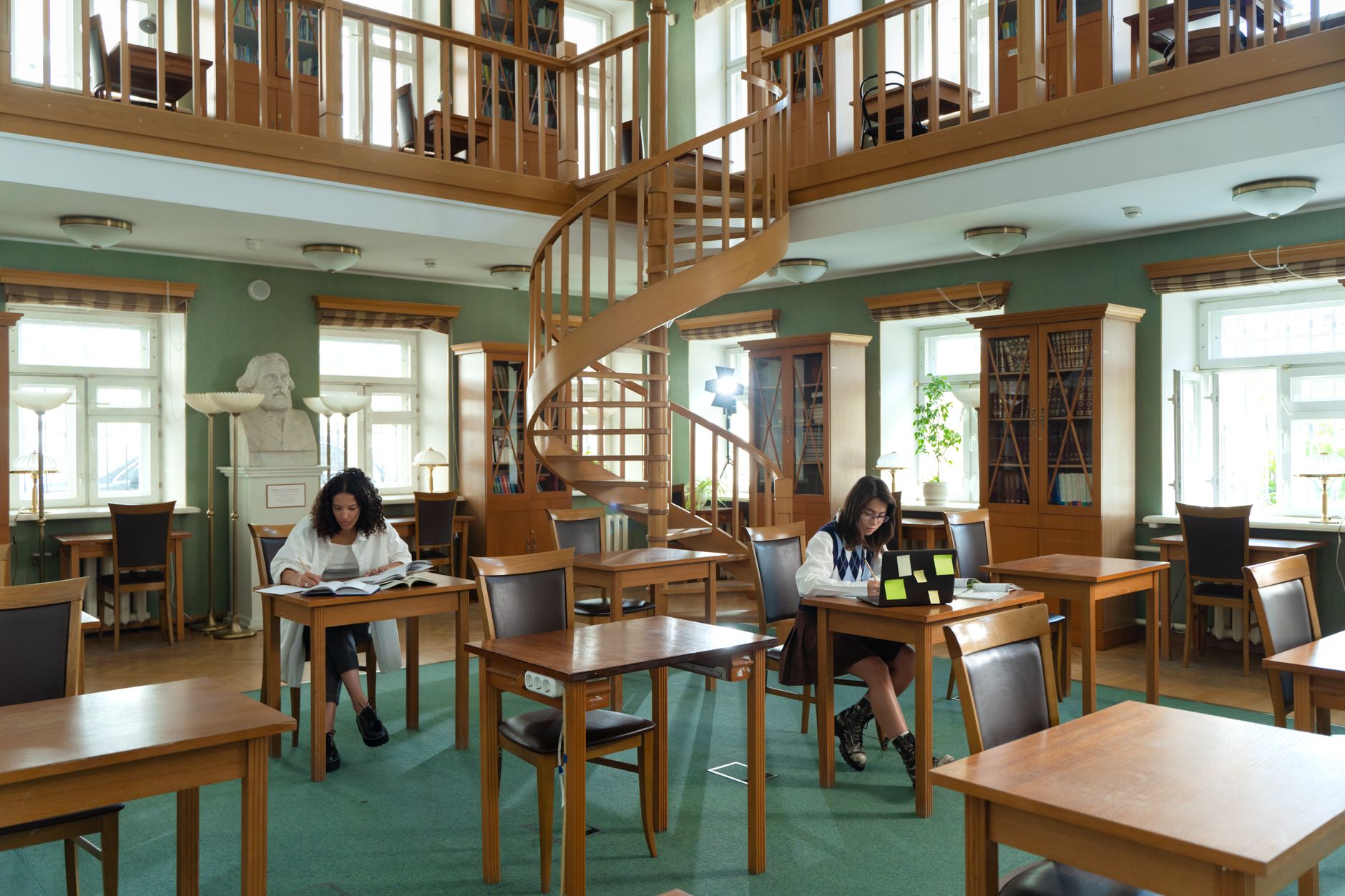 Studenten die studeren in een universiteitsbibliotheek in Spanje, illustratie bij onderwijs en studiemogelijkheden voor expats.