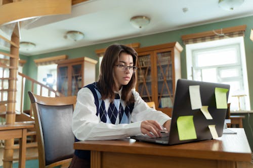 Estudo intenso com computador na biblioteca