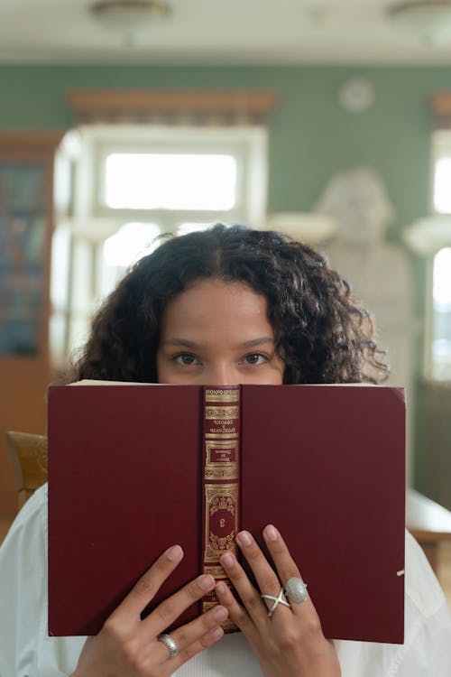 Darmowe zdjęcie z galerii z czerwona książka, czytanie, kobieta