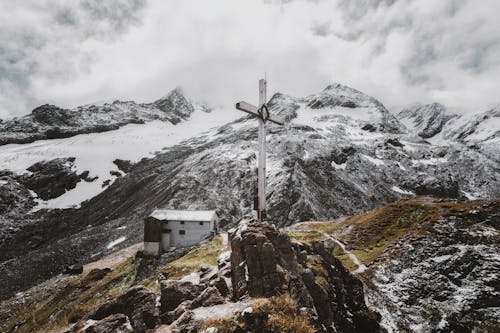 Free 山の白い十字架の風景写真 Stock Photo