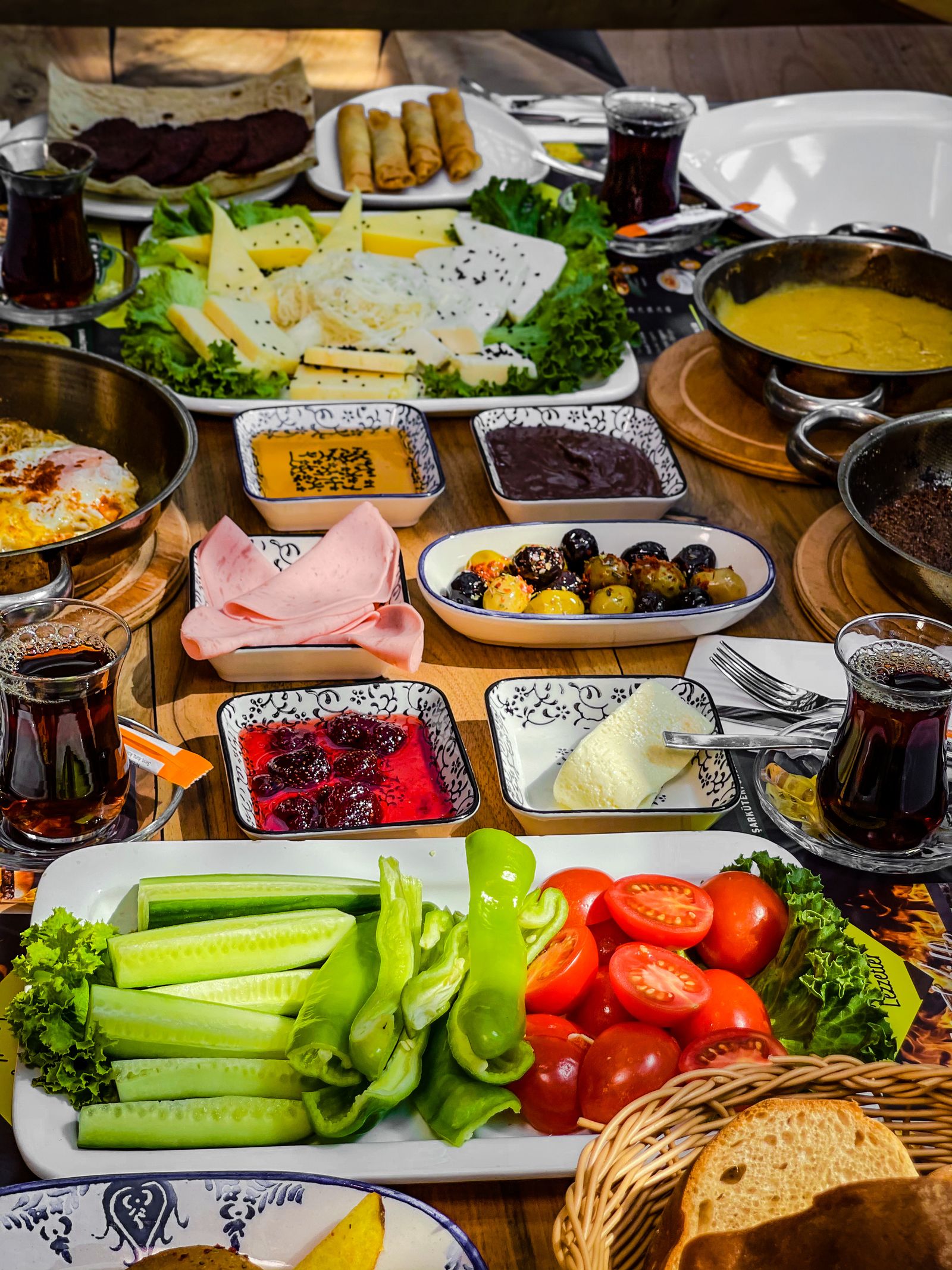 Avluda kurulmuş Ege kahvaltısı sofrası