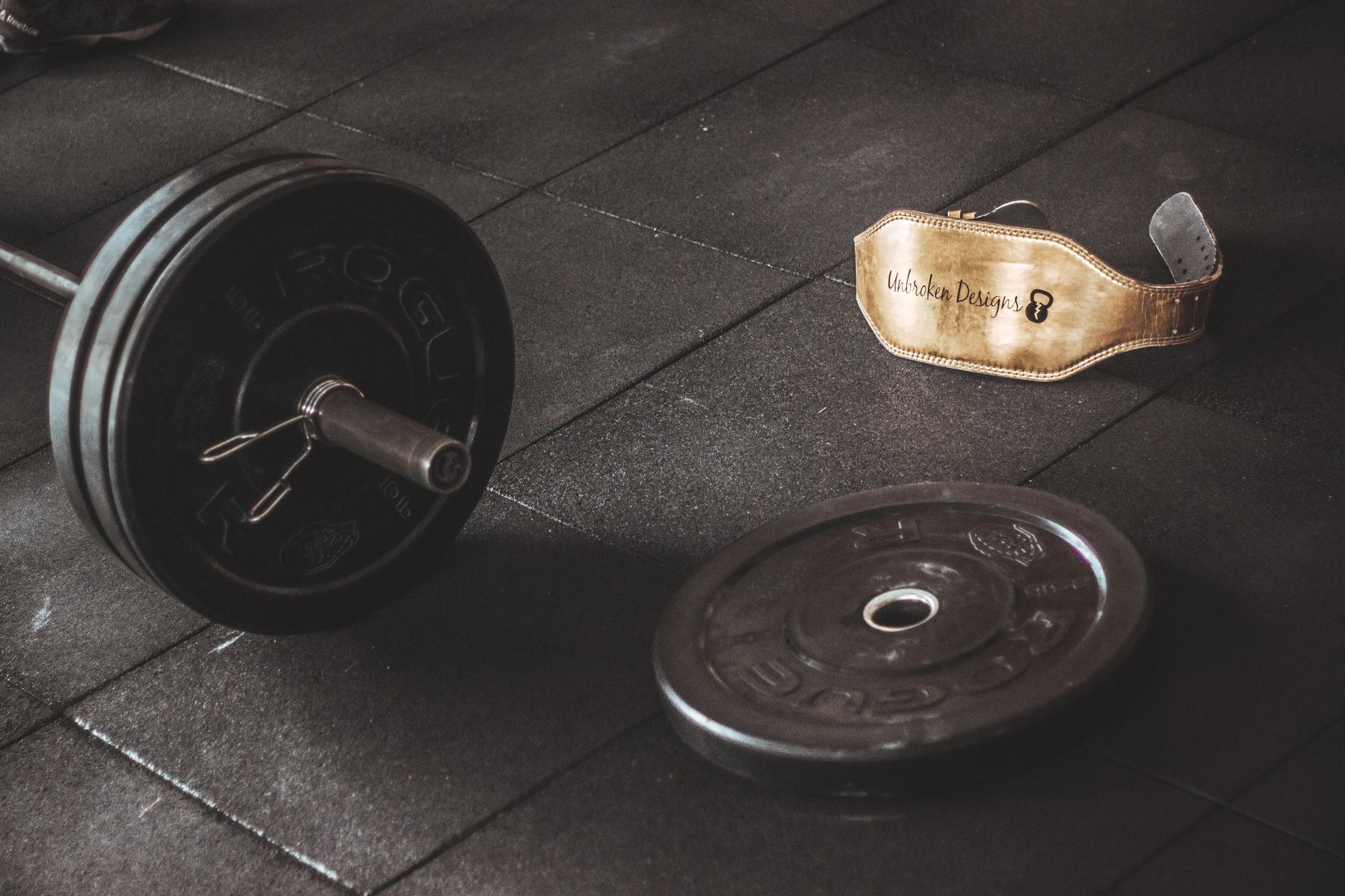 Fitness athlete using strength equipment during a controlled gym session