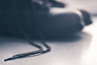 模糊的鞋带和部分鞋面图像营造出动态抽象的效果