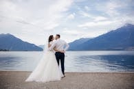 在意大利梅纳吉奥的科莫湖，新娘与新郎共享浪漫时刻