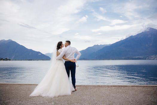 在意大利梅纳吉奥的科莫湖，新娘与新郎共享浪漫时刻