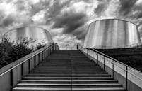 在加拿大蒙特利尔，通向未来派建筑的现代楼梯呈现单色视图